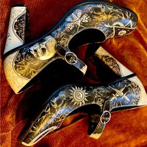 Chocolaticas Esoteric High Heels Sark Chocolate Designs. Witchy and fun!